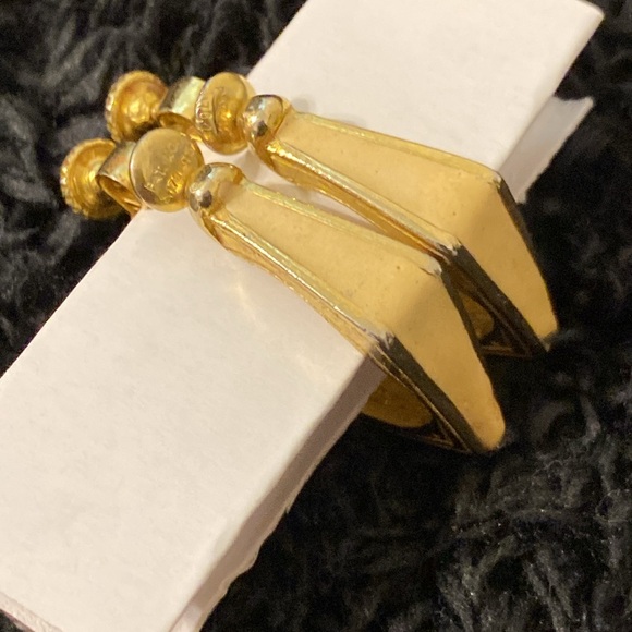 Vintage Goldette Screw Back Enamel and Told Tone Earrings Patent # 3.176.475 - Picture 2 of 6